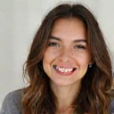 Ritratto di una giovane donna felice